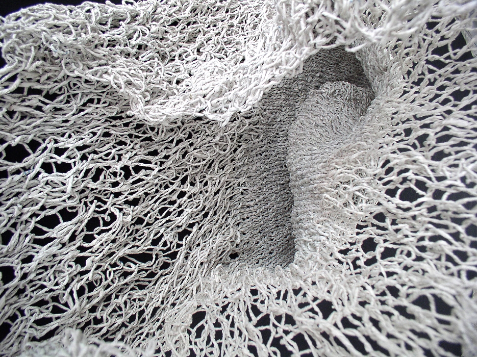 Particolare della gonna dell'abito Maria realizzato con ferri da maglia  da Ivano Vitali